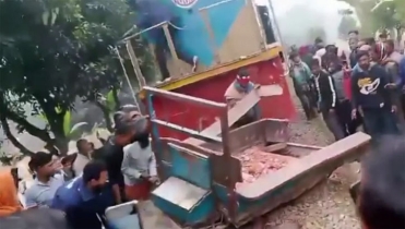 ট্রেনের ধাক্কায় দুমড়েমুচড়ে গেল ট্রলি